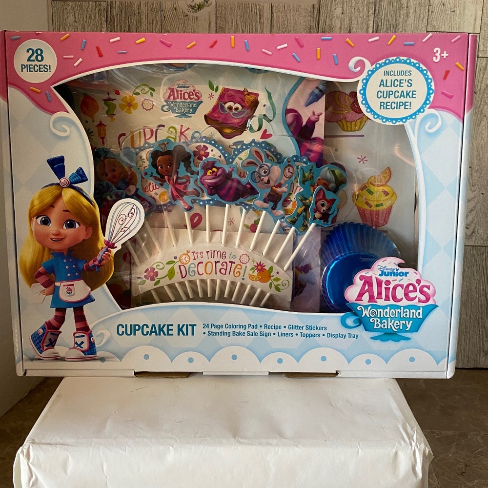 Disney Junior Alice's In Wonderland Bakery Cupcake Kit age 3+  NWT
